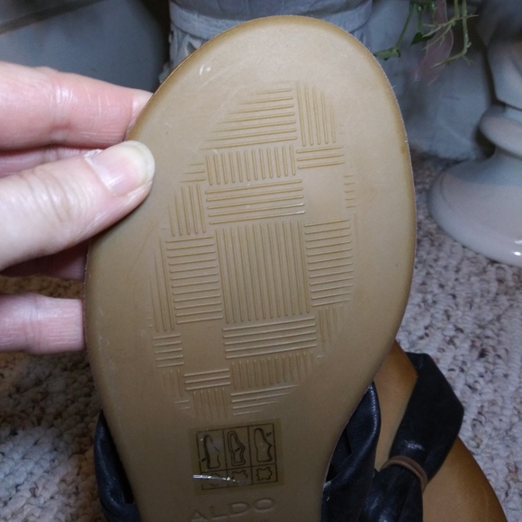 3/$18 Aldo Classic Black & Brown Soft Leather Flip flops - Picture 7 of 10
